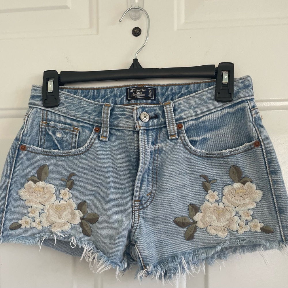 Abercrombie & Fitch embroidered floral cut off Denim Shorts Size 24/00